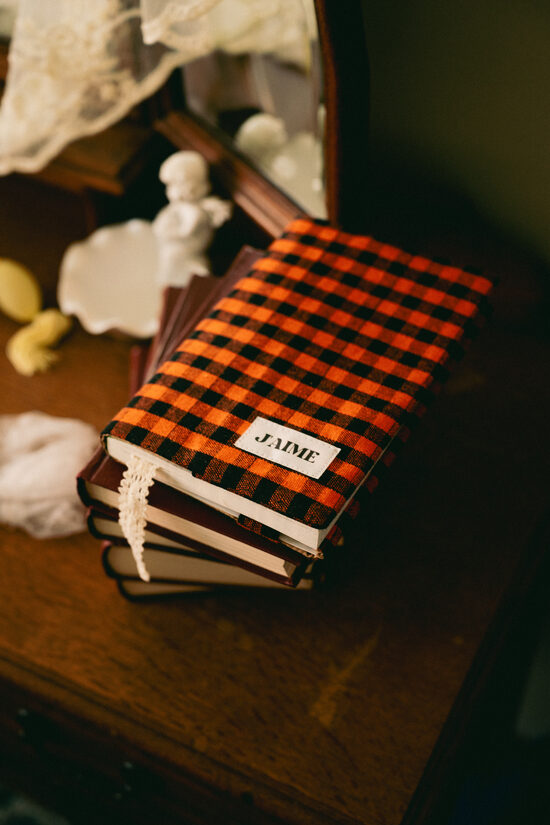 Grāmatu vāks mājas vakaram ar pledu, tēju un smaržīgu sveci