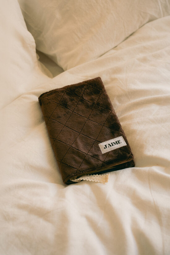 Grāmatu vāks vakara lasīšanai pie loga