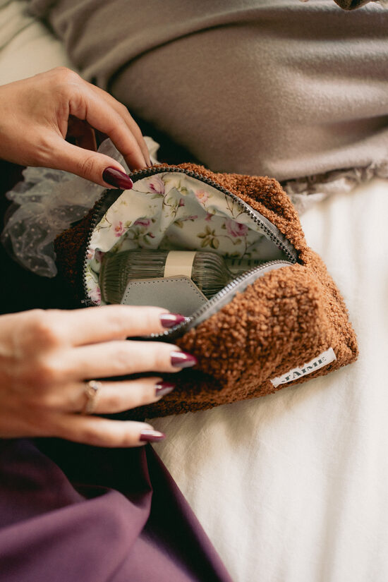 Kosmētikas somiņa saulainam svētdienas piknikam parkā