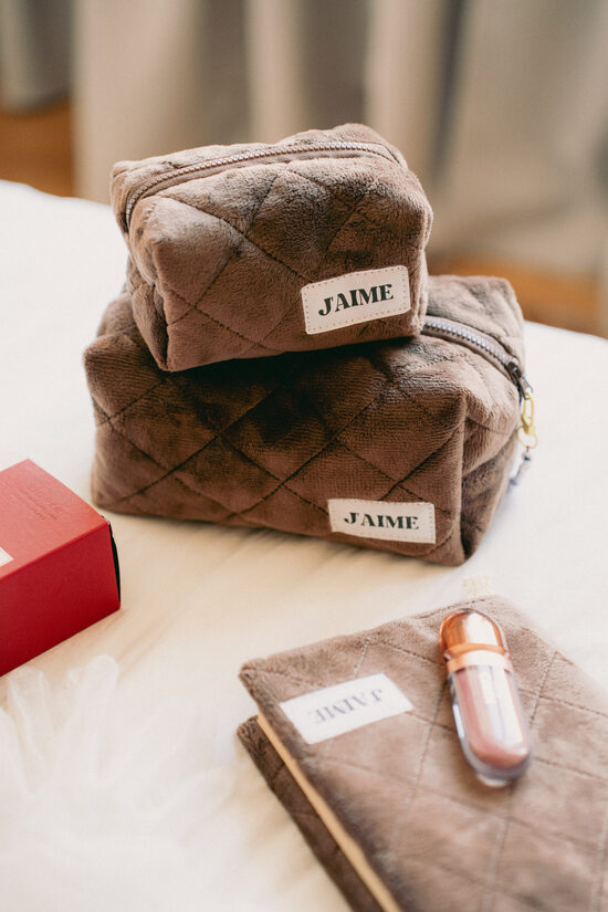 Kosmētikas somiņa klusām vakara sarunām ar draudzeni